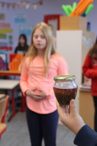 Kind tiefe Bauchatmung in der Schule im Klassenraum